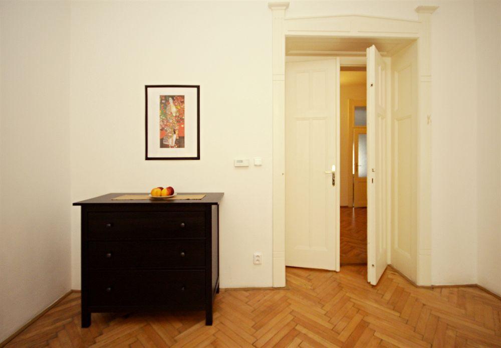 Leo Old Town Apartment